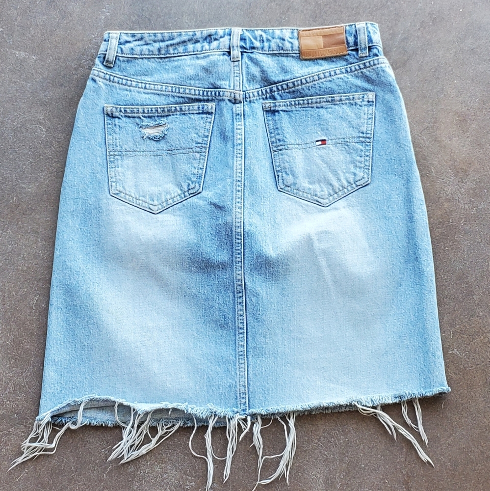 TOMMY HILFIGER VINTAGE DISTRESS JEAN SKIRT